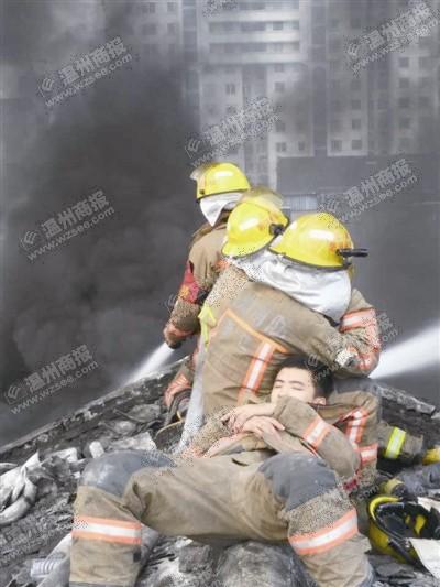 平阳一塑编厂昨失火 消防员“累趴照”走红网络