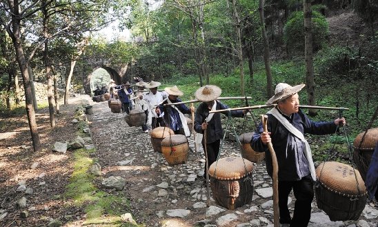 做一回古道挑夫 江山市仙霞古道负重比赛(图)