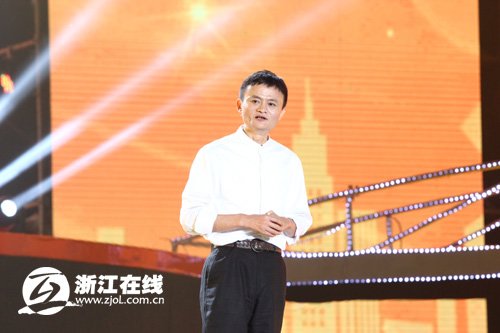 马云正式卸任阿里集团CEO 演讲感人肺腑半跪致谢