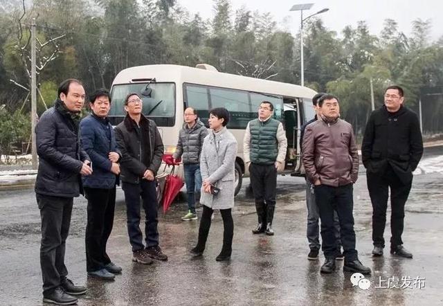 在长塘镇,胡文炜实地踏看雪情,并重点了解了五保户,低保户,危房户等