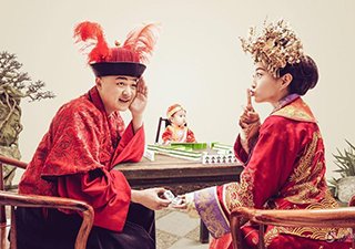 包贝尔三口之家婚照曝光 女明星凤冠霞帔谁最美
