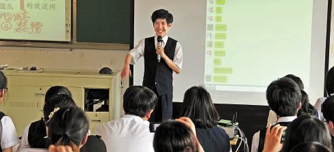 中学生上课摇微信与班主任互动 创新课堂引争
