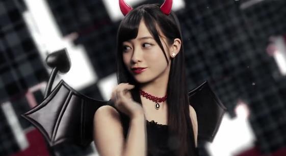 千年一遇的日本偶像 新拍秀色迷人广告为唇膏代言