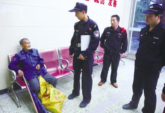 不会说普通话的大爷冒雨路边发呆 民警巧用手语救助