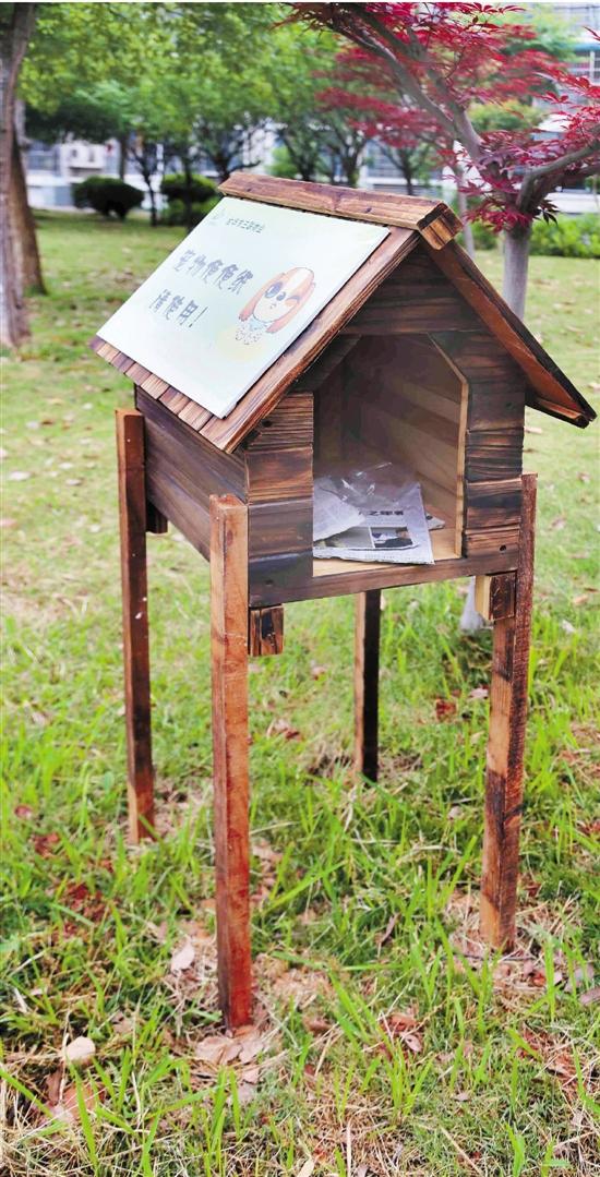 金华某小区造小木屋 专门放置宠物犬便便纸