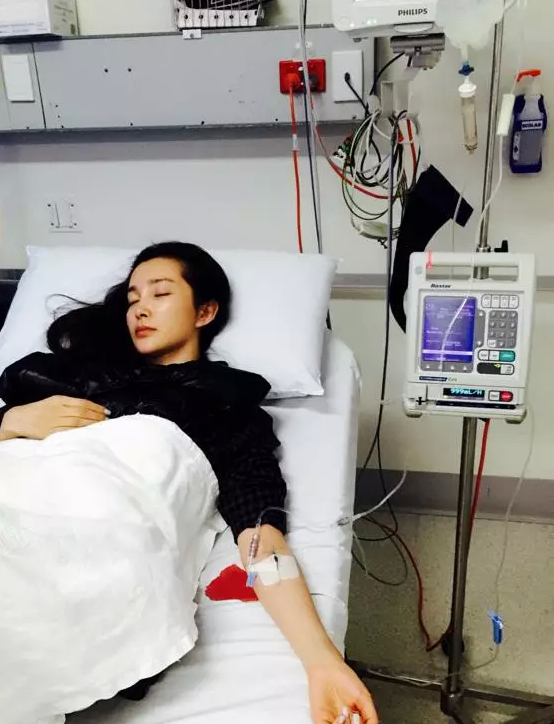 李冰冰躺在澳大利亚医院的病床上.