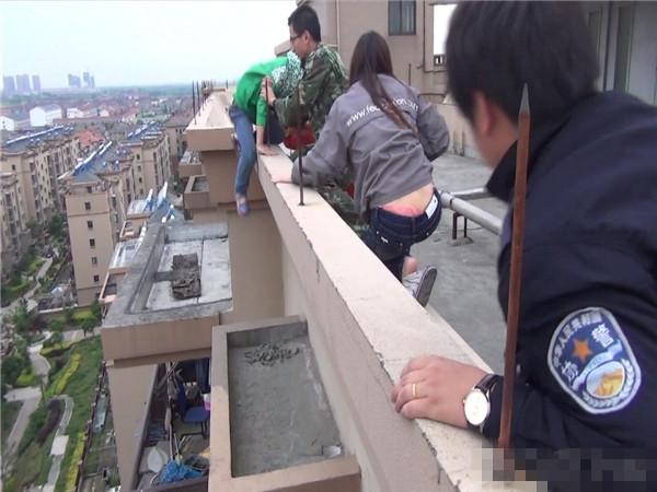 嘉兴一13岁男孩因被父责罚 负气站在屋檐欲跳