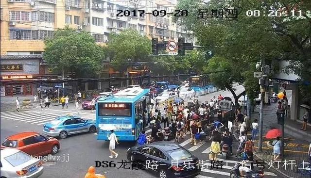 温州一女子被公交车压住 不到30秒被成功救出