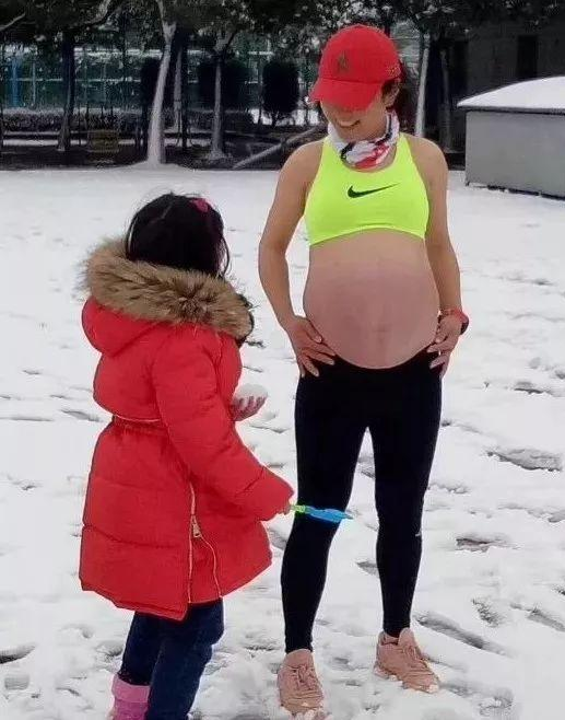萧山这位妈妈太牛了 怀孕8个月裸肚在雪地跑步
