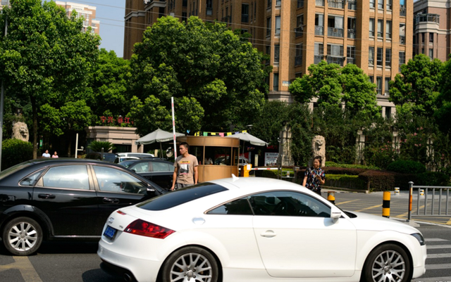 酷暑下蹲守斑马线 宁波高中生晒出让行红黑榜