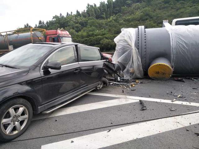 女司机错过高速出口 突然变道遭泰山压顶