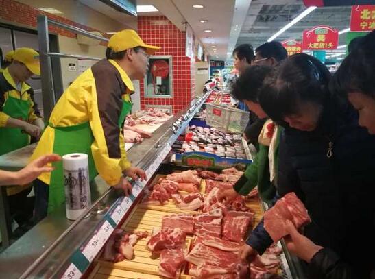 "北大屠夫"陆步轩现身宁波 开卖土猪肉遭哄抢