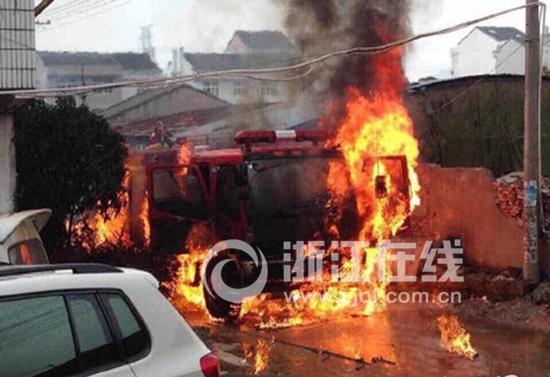台州一非法炼油厂起火 一辆消防车救援时被引
