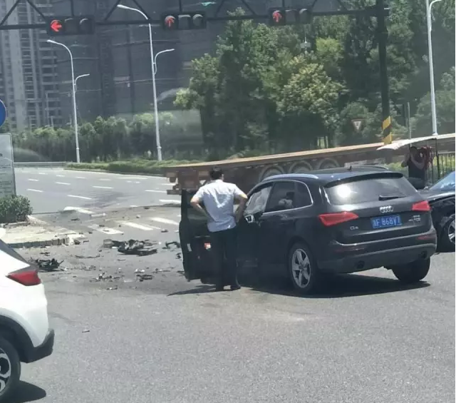 嘉兴街头红绿灯下发生大车祸 奥迪车头被撞烂