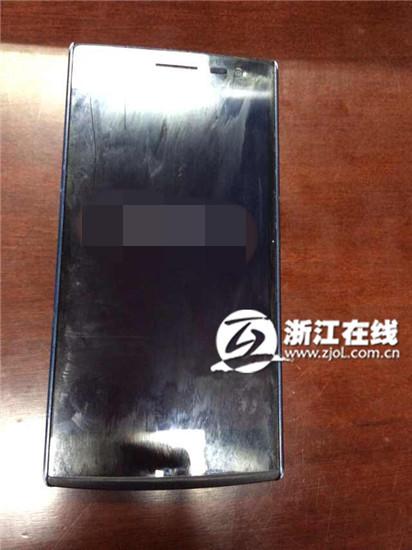 <em>宁波</em>大叔<em>深夜</em>偷拍情侣亲热 因闪光灯露馅被抓