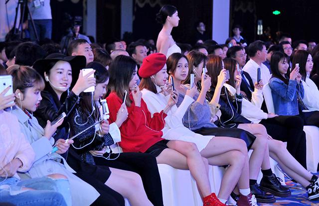 “撩”值爆表  首届中国游戏产业高峰论坛有颜有料