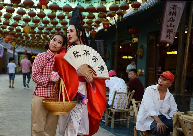 【热·爱】横店东方不败:没人知道我是男是女