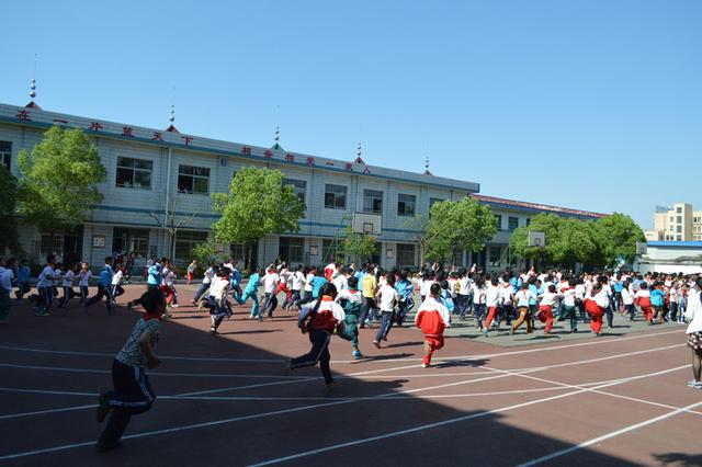 汶川地震七周年 杭州一小学开展地震应急疏散