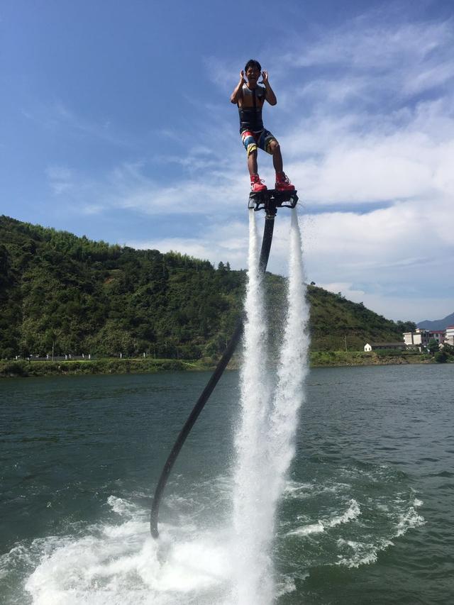 水上飞人表演