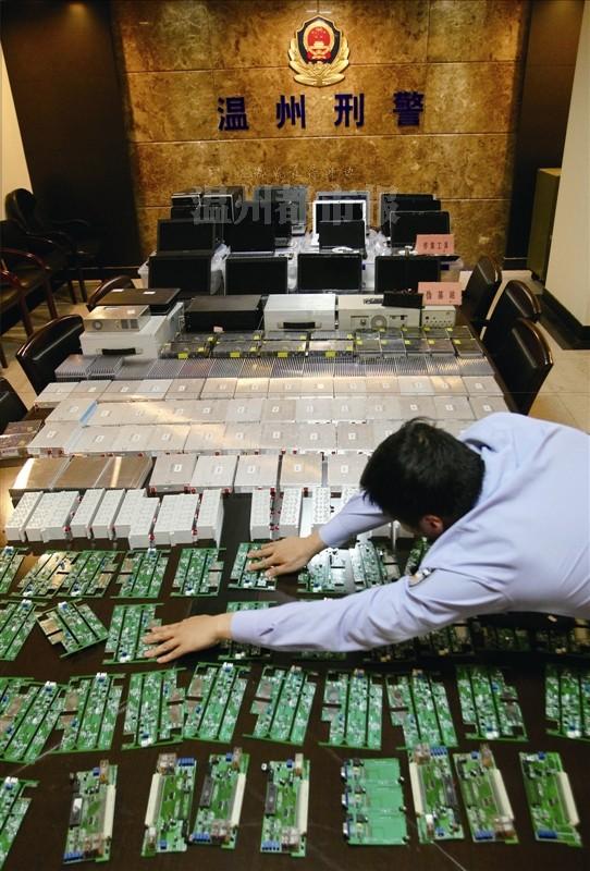 电脑店主嫌生意差 组装伪基站转手牟利近千万