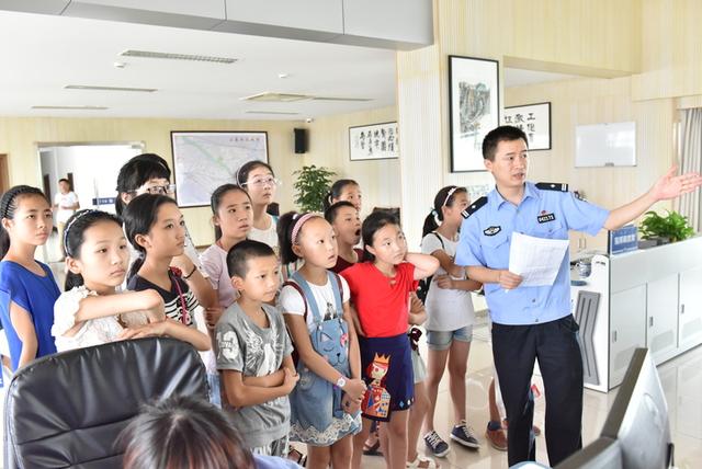 寓教于乐 上虞区公安局邀请学生进警营过把瘾