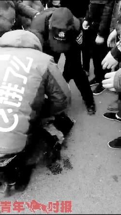 宁波男子街头持刀捅伤一女子 外卖小哥将其制