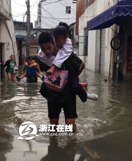 杭州城西老小区仍有群众被困 消防官兵抽水背
