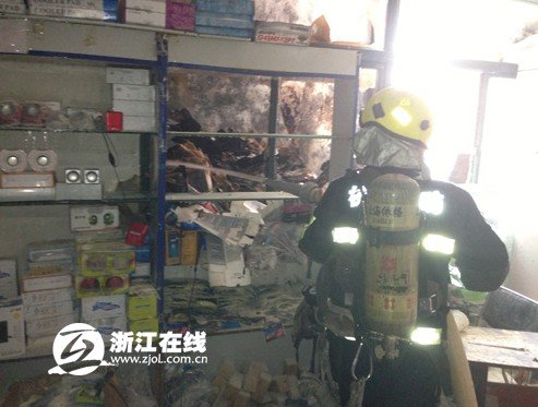 杭州颐高数码城一店铺起火 数百名人员紧急疏