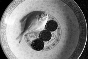 宁波菜场叫卖新鲜鲳鱼 一斤50多条疑偷捕