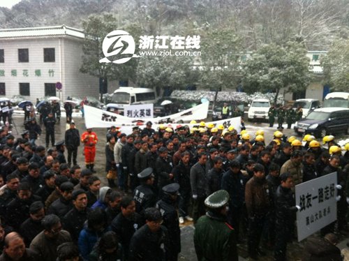 萧山元旦火灾 三位牺牲消防官兵追悼会举行