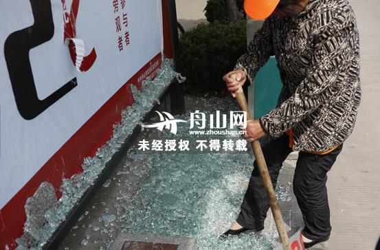 舟山一广告牌路径被清扫安装工用脚显示让人清洁cad玻璃怎么办无效打碎图片