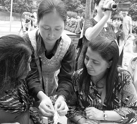 州滨江某小区 一位印度的妇女成明星楼道长_大