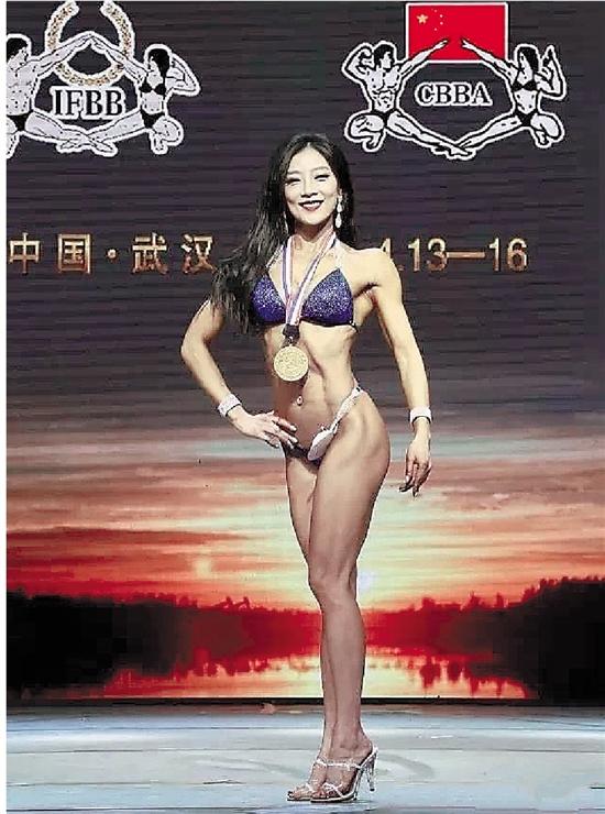 小老板逆袭成健美型男 居委会主任变比基尼女王