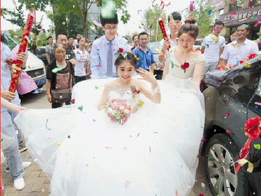 新娘婚礼前遭遇车祸海宁新郎推轮椅携妻走进幸福