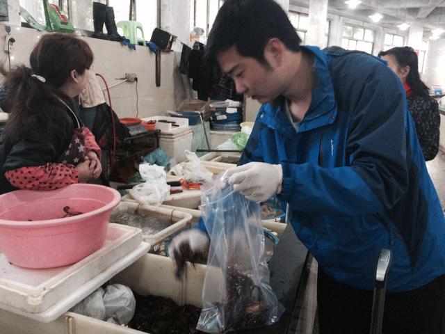 杭州开展小龙虾你点我检 抽检68批次全合格