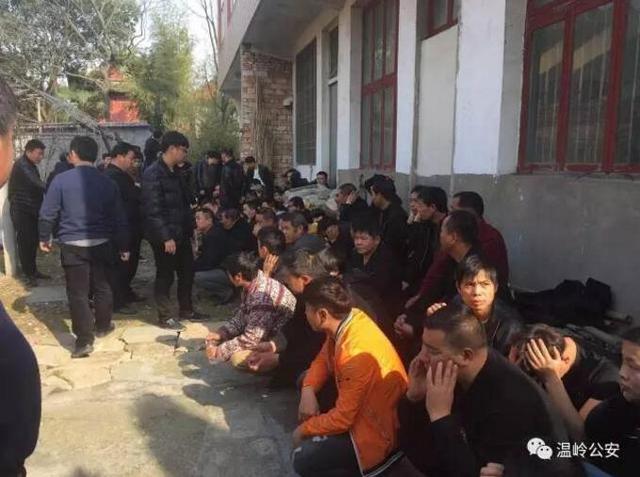 台州一伙男女"野战"不分地点