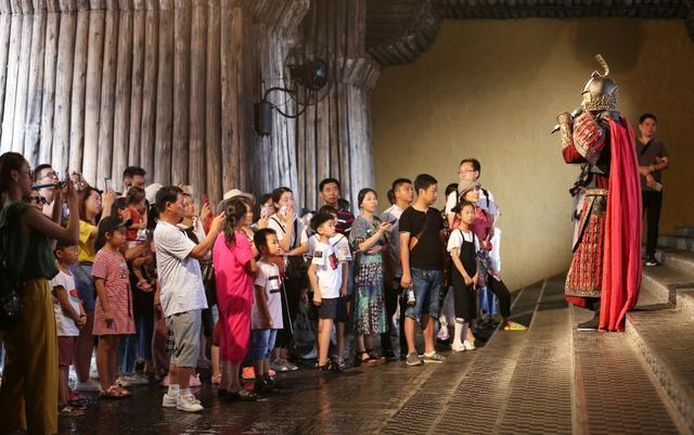 影视大巡游免费看 横店影视小镇拉开暑期狂欢大幕