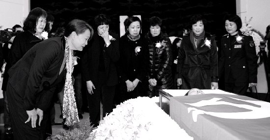 陈招娣追悼会召开+老女排聚首数百球迷自发送别