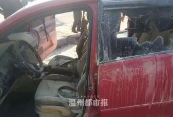 温州一轿车突然起火损失惨重 惹祸的是充电宝