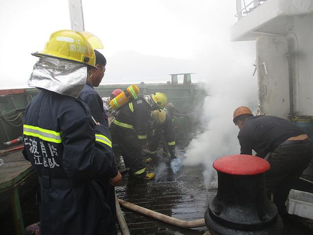 700吨渔船维修中起火 宁波象山消防4小时灭火