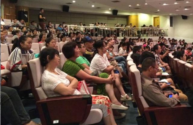 浙江卫视主持人沈涛与观众分享播音梦 