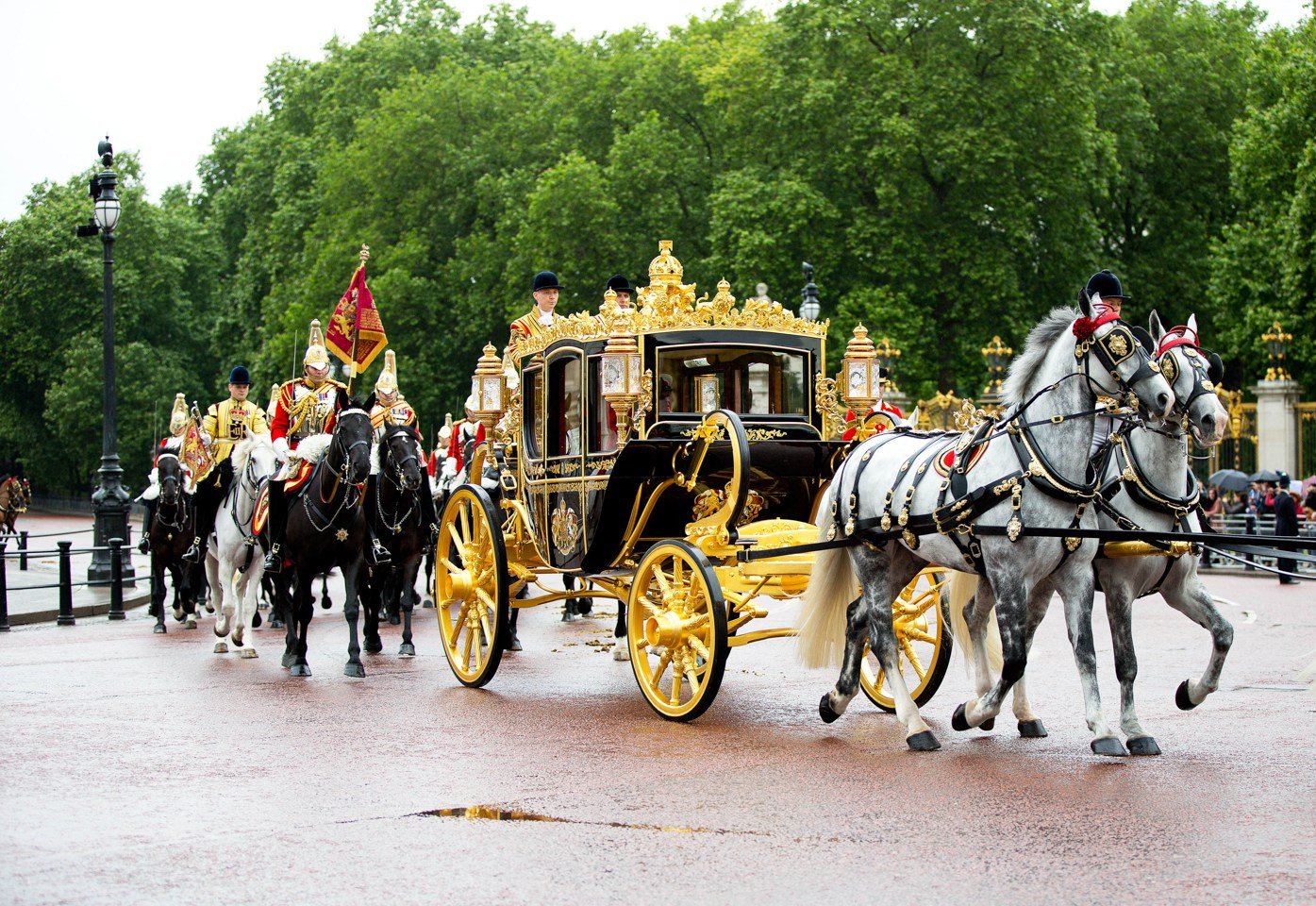 从亿元宾利到出租车，英国女王家里都有些什么车？
