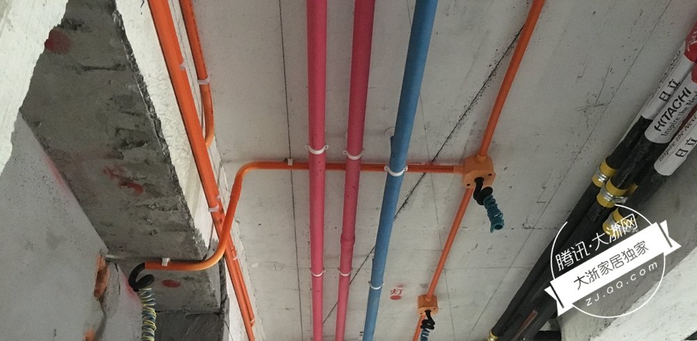 吊顶内水管都进行了套管保护,红蓝亮色进行区分,冷水热水一目了然.