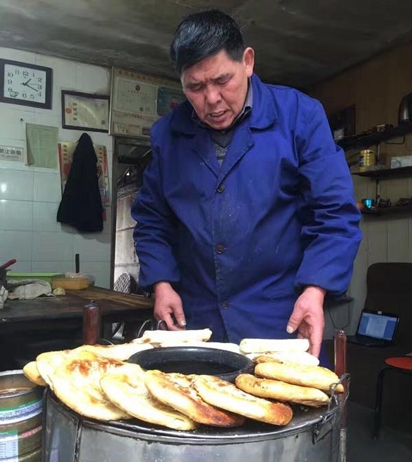 奉化有名的大饼师傅免费请街坊吃饼