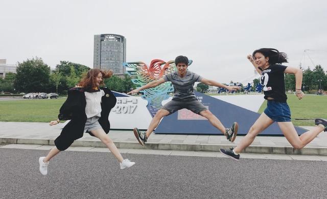 浙大创意毕业照难度系数满分 关键人还这么美