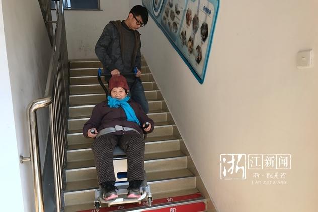 好帮手!老人上下楼难 “爬楼机”来帮忙