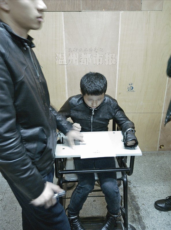 温州一未满16周岁的惯偷男孩向乞丐砸钱引围
