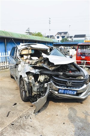 男子酒后驾车追尾 好友乘坐未系安全带当场身