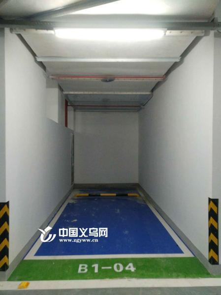 业主停好车却开不了车门 开发商致歉