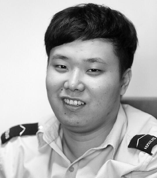 自燃公交司机两进火海救人 第3次被乘客死死拦